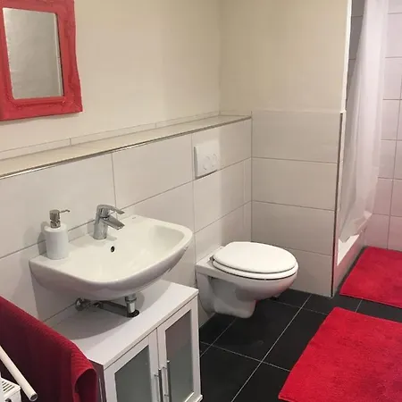 Homestay Mayen, Im Mohren, Nr2, Waldrand, Nahe Nurburgring & Burg Eltz, Gemeinschaftsbad